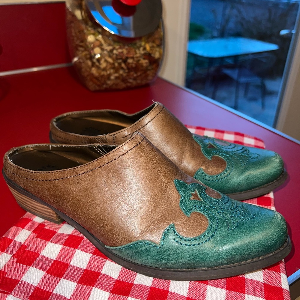 YELLOW BOX brand Size 6.5-7 Cowgirl shoe